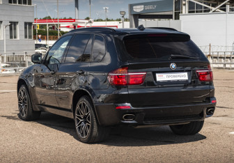 Подержанный автомобиль BMW X5 2011 года (7 фото)