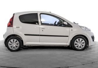 Подержанный автомобиль Peugeot 107 2013 года (4 фото)