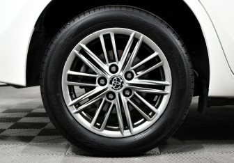 Подержанный автомобиль Toyota Corolla Sedan 2018 года (7 фото)