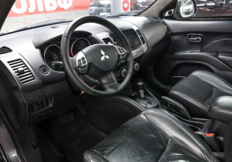 Подержанный автомобиль Mitsubishi Outlander 2008 года (16 фото)