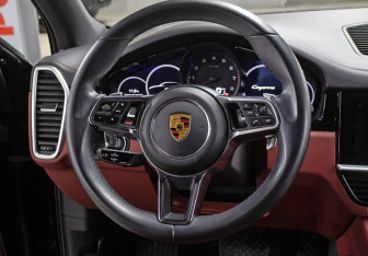 Подержанный автомобиль Porsche Cayenne 2018 года (17 фото)