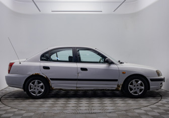 Подержанный автомобиль Hyundai Elantra Sedan 2004 года (4 фото)