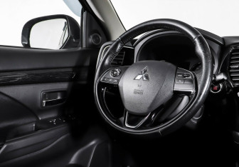 Подержанный автомобиль Mitsubishi Outlander 2018 года (10 фото)