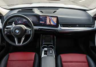 Подержанный автомобиль BMW X1 2023 года (13 фото)