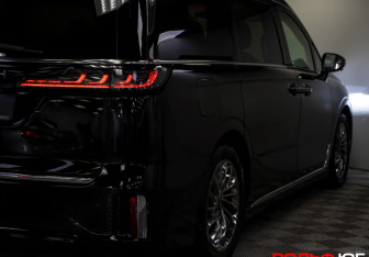 Подержанный автомобиль Voyah Dream 2023 года (37 фото)