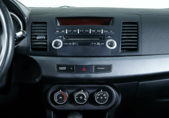 Подержанный автомобиль Mitsubishi Lancer Sedan 2010 года (9 фото)