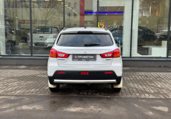 Подержанный автомобиль Mitsubishi ASX 2010 года (7 фото)