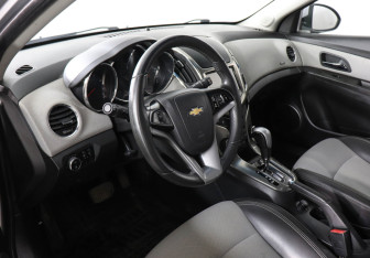 Подержанный автомобиль Chevrolet Cruze Hatchback 2013 года (9 фото)