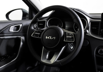 Подержанный автомобиль Kia Ceed Hatchback 2022 года (12 фото)