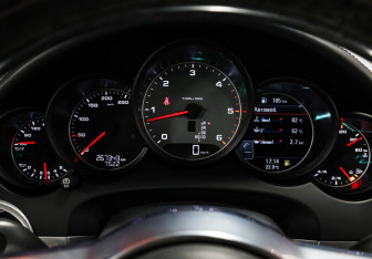 Подержанный автомобиль Porsche Cayenne 2015 года (13 фото)
