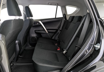 Подержанный автомобиль Toyota RAV4 2015 года (18 фото)