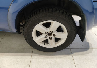 Подержанный автомобиль Toyota RAV4 2005 года (11 фото)