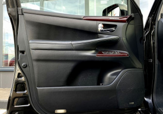 Подержанный автомобиль Lexus LX 2015 года (13 фото)