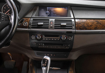 Подержанный автомобиль BMW X5 2011 года (14 фото)