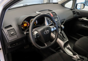Подержанный автомобиль Toyota Auris Hatchback 2010 года (7 фото)