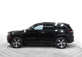 Подержанный автомобиль Jeep Grand Cherokee 2023 года (8 фото)