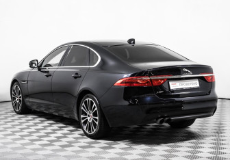 Подержанный автомобиль Jaguar XF Sedan 2017 года (7 фото)