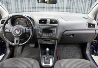 Подержанный автомобиль Volkswagen Polo Sedan 2013 года (14 фото)