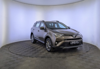 Подержанный автомобиль Toyota RAV4 2018 года (3 фото)