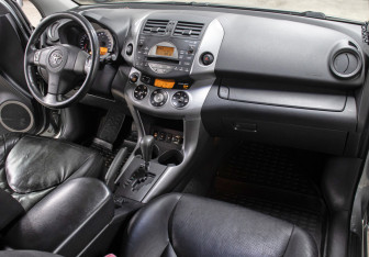 Подержанный автомобиль Toyota RAV4 2008 года (11 фото)