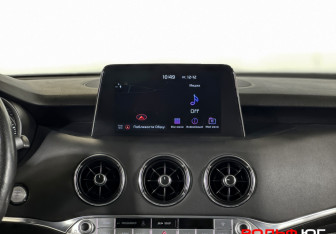 Подержанный автомобиль Kia Stinger 2018 года (14 фото)