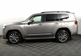 Подержанный автомобиль Toyota Land Cruiser Suv 2021 года (3 фото)