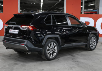 Подержанный автомобиль Toyota RAV4 2021 года (5 фото)