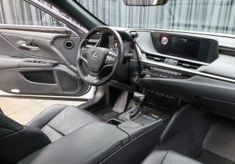 Подержанный автомобиль Lexus ES 2019 года (11 фото)