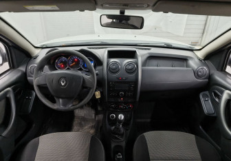 Подержанный автомобиль Renault Duster 2016 года (13 фото)