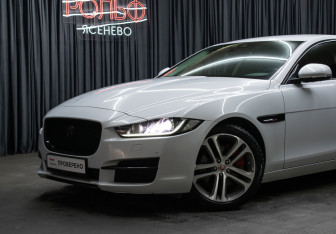 Подержанный автомобиль Jaguar XE 2016 года (21 фото)