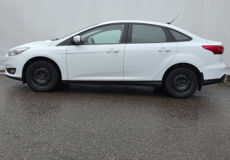 Подержанный автомобиль Ford Focus Sedan 2017 года (8 фото)