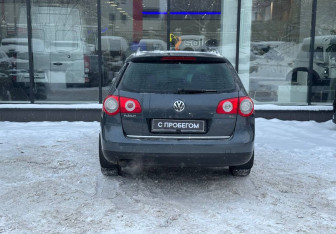 Подержанный автомобиль Volkswagen Passat Wagon 2010 года (7 фото)