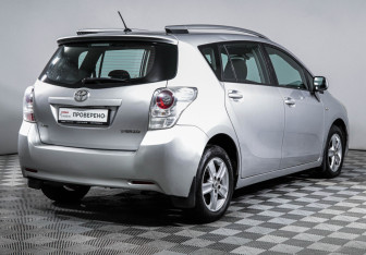 Подержанный автомобиль Toyota Verso 2010 года (5 фото)