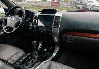 Подержанный автомобиль Toyota Land Cruiser Prado 2004 года (9 фото)