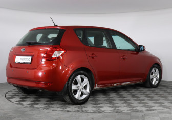 Подержанный автомобиль Kia Ceed Hatchback 2011 года (3 фото)