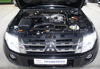 Подержанный автомобиль Mitsubishi Pajero 2014 года (8 фото)