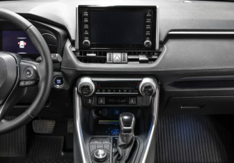 Подержанный автомобиль Toyota RAV4 2021 года (15 фото)