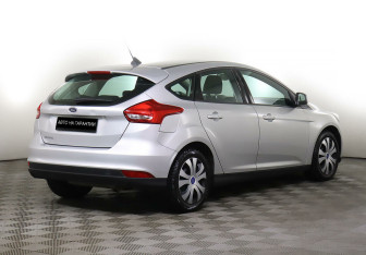 Подержанный автомобиль Ford Focus Hatchback 2017 года (3 фото)