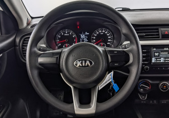 Подержанный автомобиль Kia Rio Sedan 2018 года (22 фото)