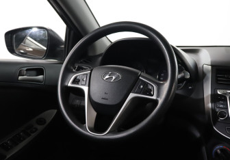 Подержанный автомобиль Hyundai Solaris Hatchback 2015 года (15 фото)