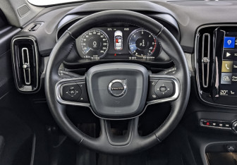 Подержанный автомобиль Volvo XC40 2020 года (21 фото)