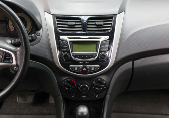 Подержанный автомобиль Hyundai Solaris Sedan 2011 года (15 фото)