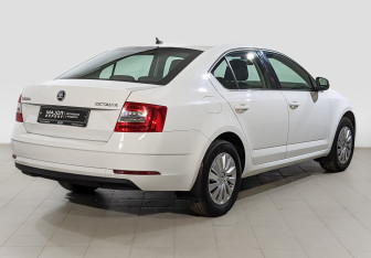 Подержанный автомобиль Skoda Octavia Liftback 2019 года (5 фото)