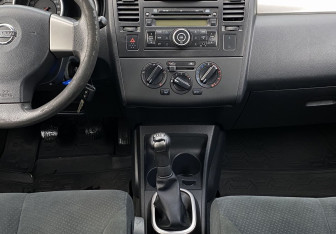 Подержанный автомобиль Nissan Tiida Hatchback 2010 года (12 фото)