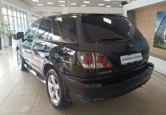 Подержанный автомобиль Lexus RX 2003 года (7 фото)