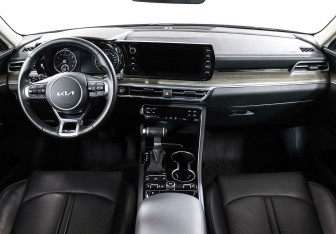 Подержанный автомобиль Kia K5 2022 года (11 фото)