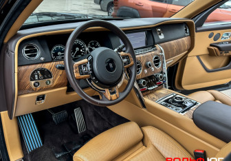 Подержанный автомобиль Rolls-Royce Cullinan 2019 года (32 фото)