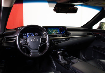 Подержанный автомобиль Lexus ES 2019 года (11 фото)