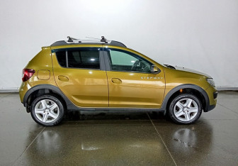 Подержанный автомобиль Renault Sandero 2017 года (4 фото)