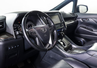 Подержанный автомобиль Toyota Alphard 2019 года (17 фото)